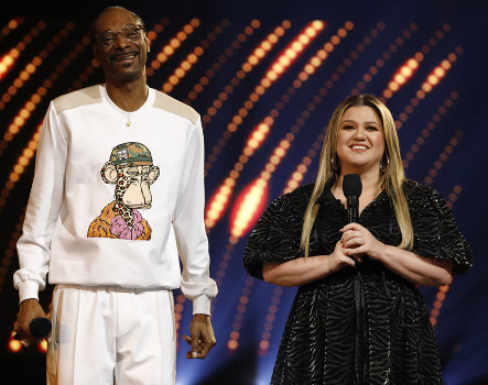 AMERICAN SONG CONTEST -- “Semi-finals” Episode 107 -- Pictured: (l-r) Snoop Dogg, Kelly Clarkson -- (Photo by: Trae Patton/NBC)